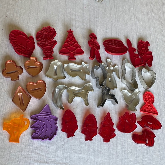 Unbranded Other - 30 VTG Assorted Cookie Cutters, Plastic & Metal